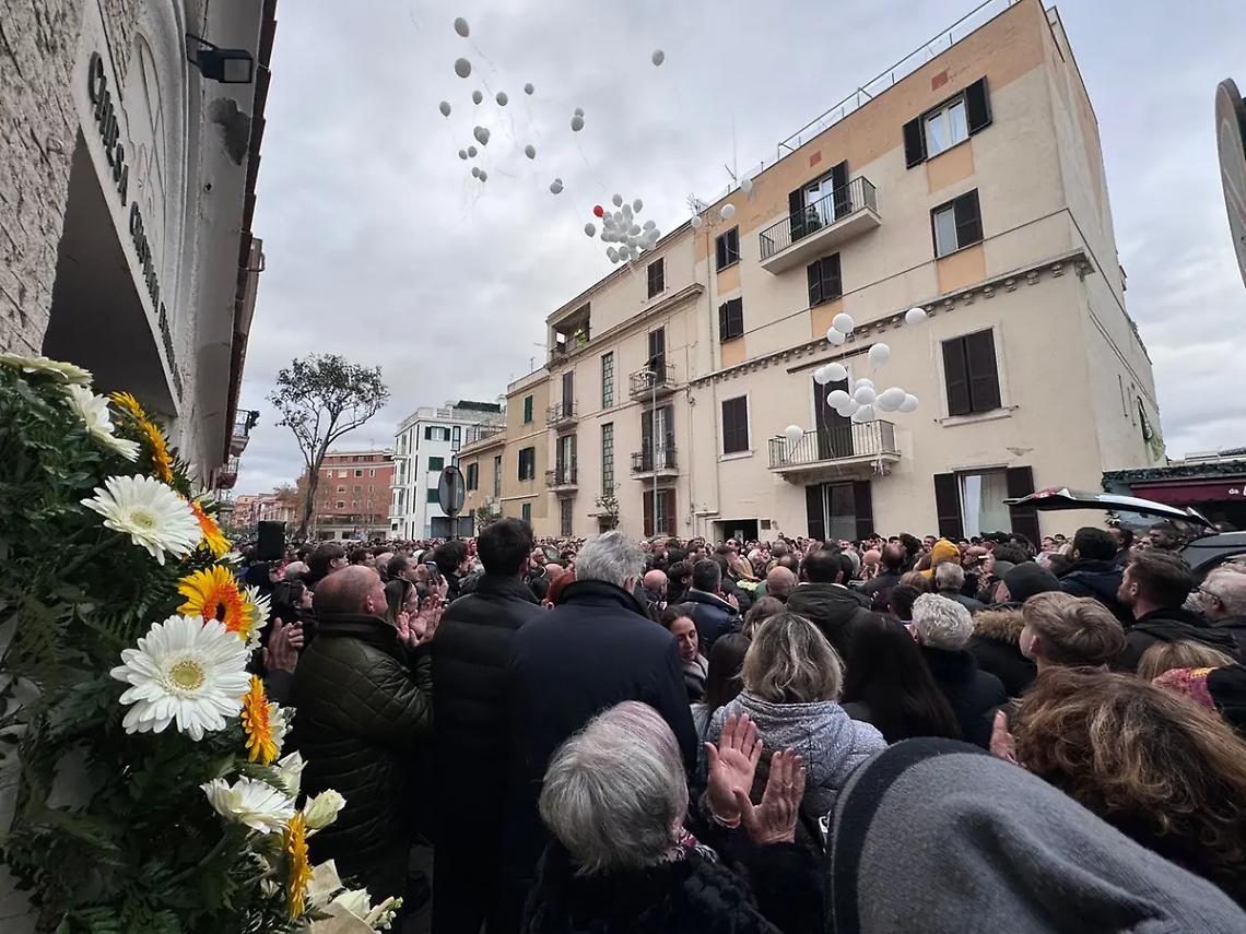 Civitavecchia si ferma: folla commossa ai funerali di Giordano Sacchetti