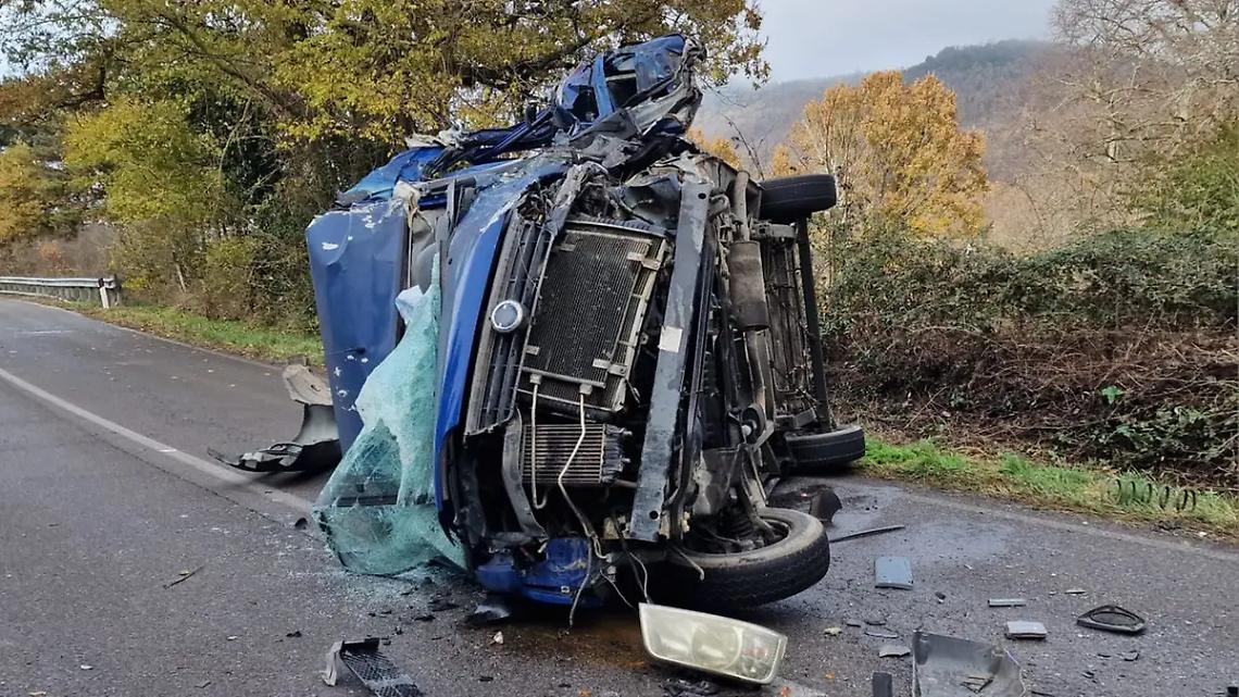 Scontro tra due mezzi pesanti sulla Cimina: chiusa la strada