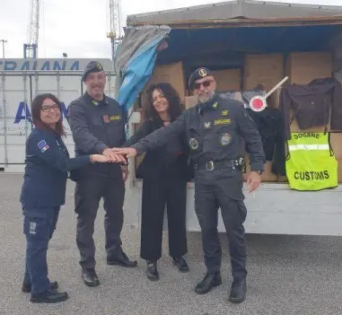 Dogane e Gdf devolvono 4500 capi di abbigliamento in beneficenza