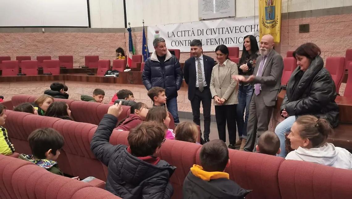 Progetto cittadinanza, alunni della Papacchini in Comune