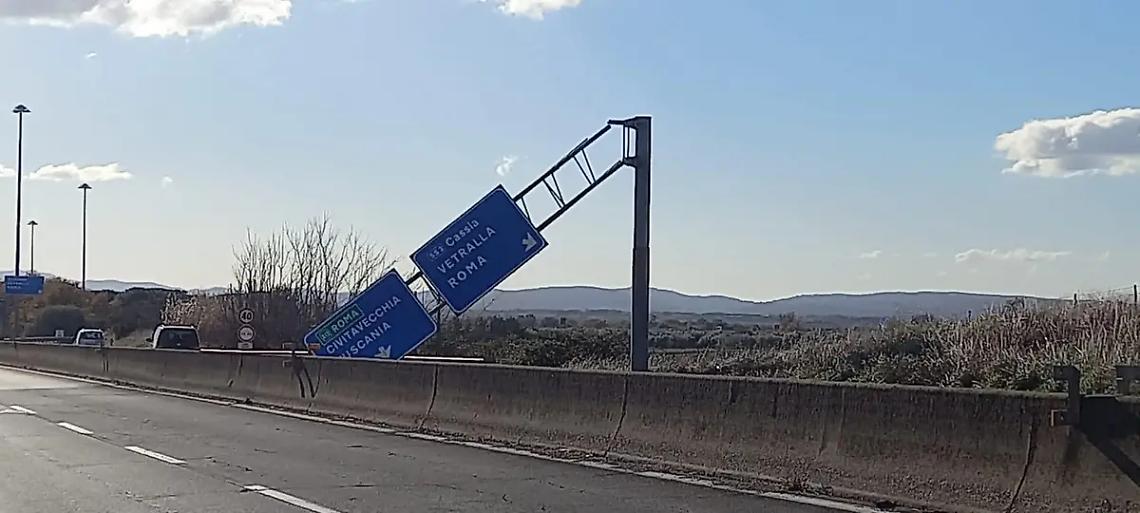 Forte vento nel Viterbese: cartellone cade in superstrada