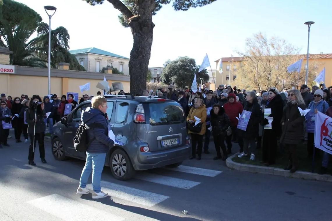 Il grande abbraccio della citt&agrave; all&rsquo;ospedale di Tarquinia