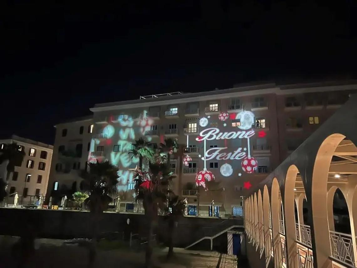 Luci natalizie sparate dentro le case, i residenti del Pirgo scrivono a Comune e Polizia locale