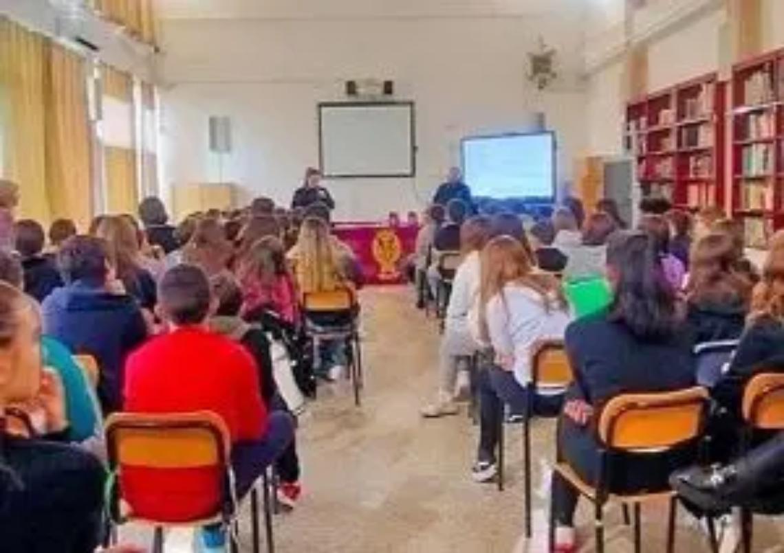 Bullismo e cyberbullismo, gli alunni incontrano la polizia