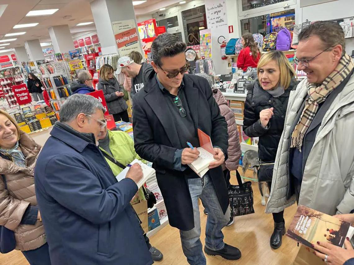 In tanti per il firmacopie di Saladini e Garko