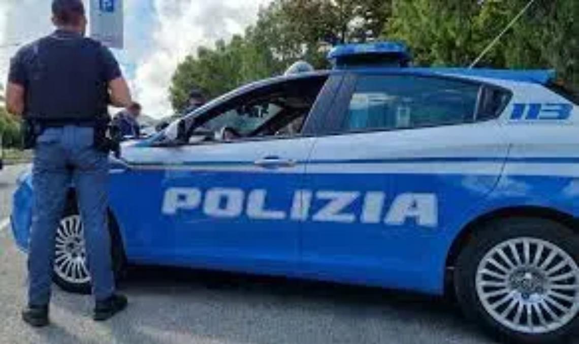 Picchia la compagna e poi si scaglia contro i poliziotti