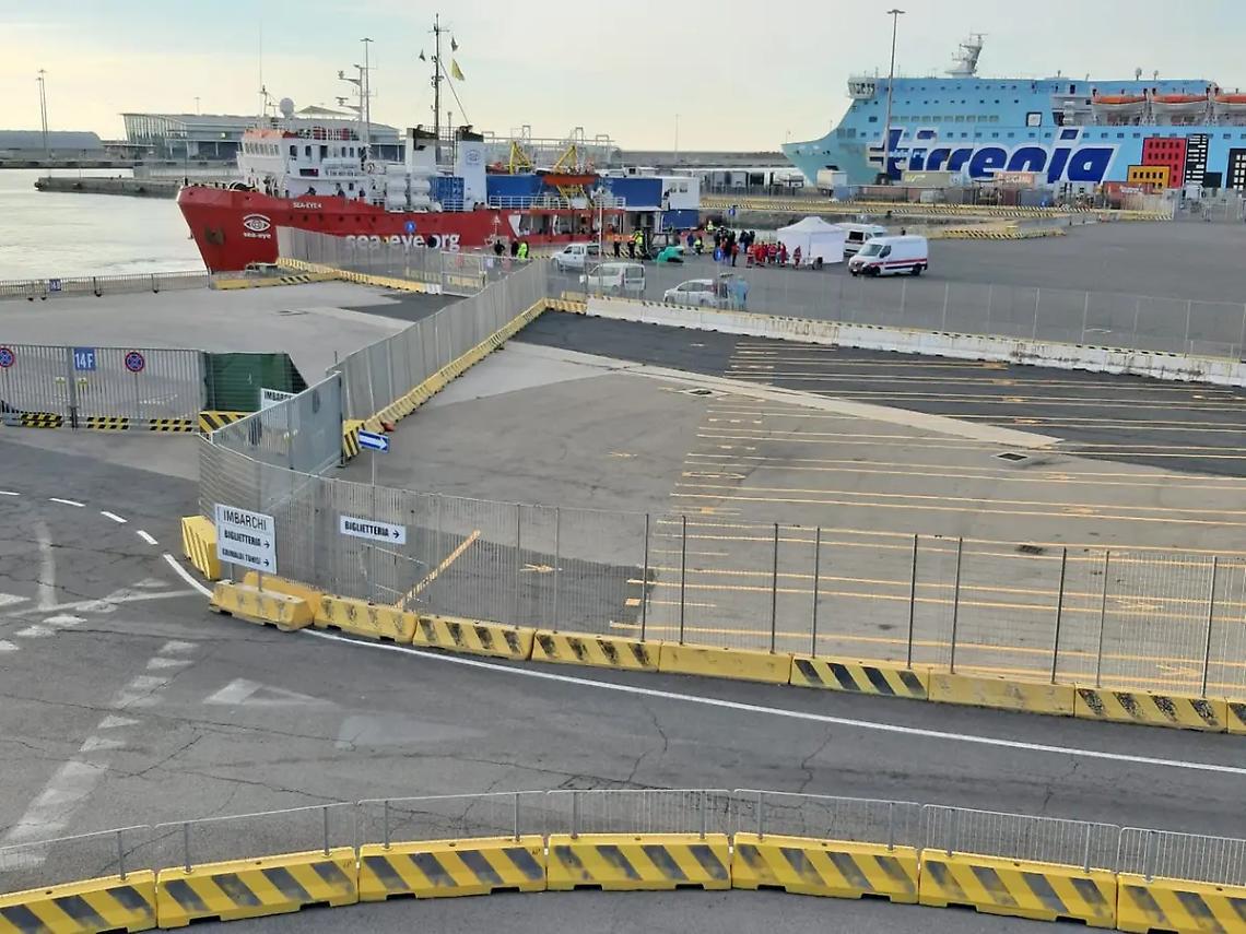 Sea eye 4, sbarcati i 26 migranti