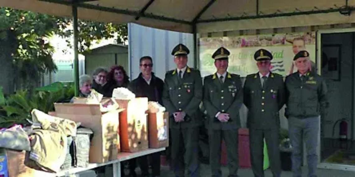 La Guardia di Finanza dona giochi e abbigliamento
