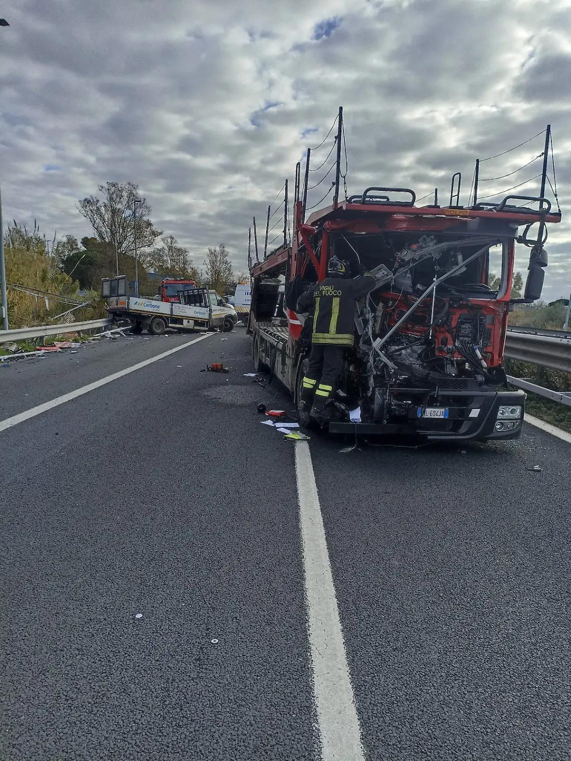 Scontro tra bisarca e furgone: due feriti