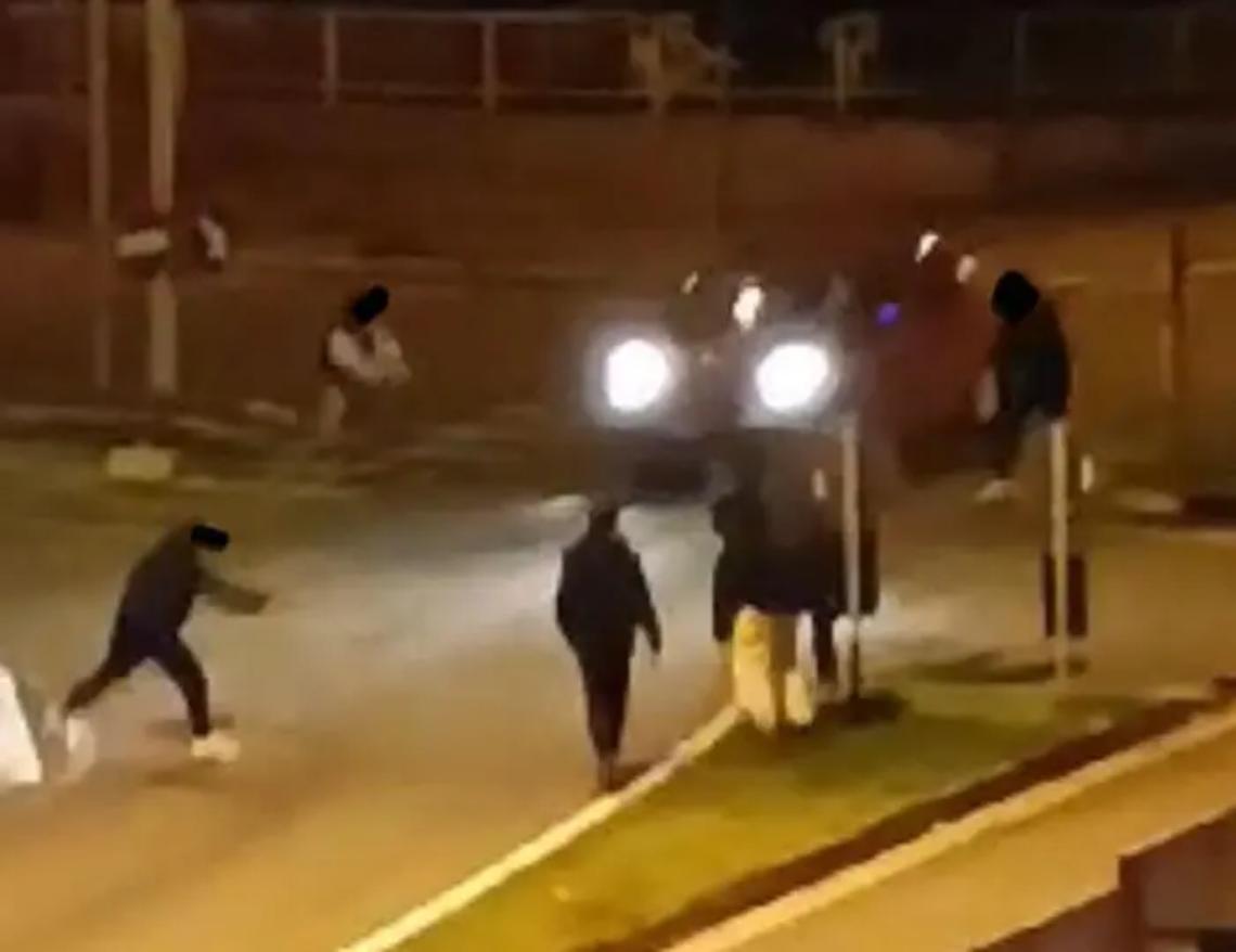 A Fabrica di Roma ragazzini si buttano davanti alle auto in corsa