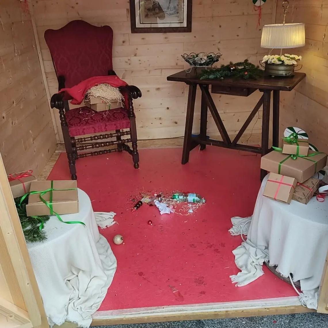 La casetta di Babbo Natale nel mirino dei vandali