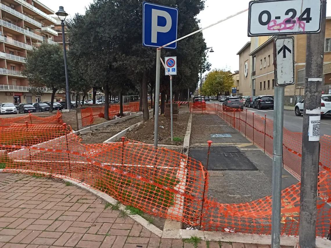 Buche, marciapiedi off limits e slalom tra i cantieri della ciclabile