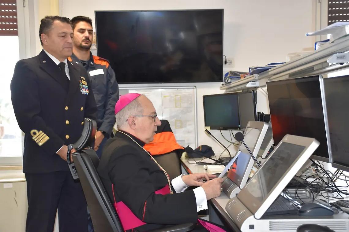 Benedizione del vescovo Ruzza alla comunit&agrave; portuale