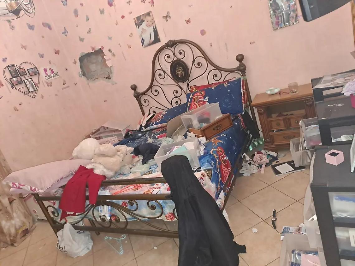 Entrano in casa e smurano la cassaforte