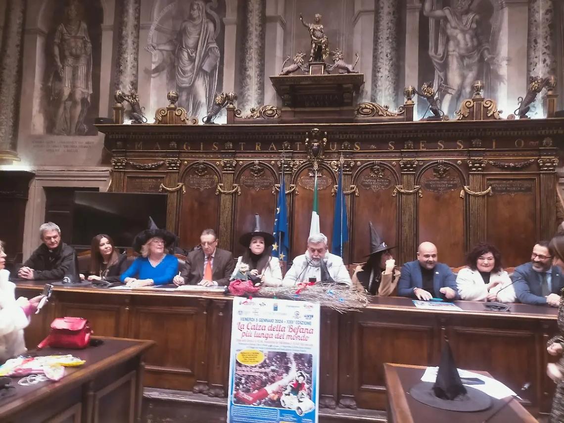 Viterbo: torna la Calza della Befana pi&ugrave; lunga del mondo