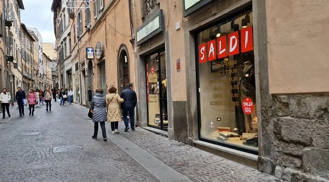Viterbo: prendono il via i saldi di fine stagione