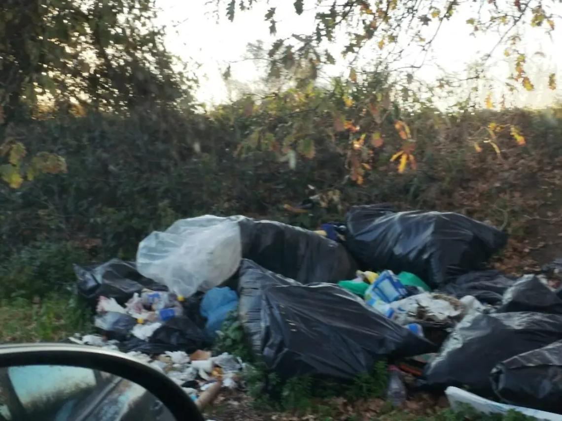 Rifiuti abbandonati: guerra agli incivili con le fototrappole