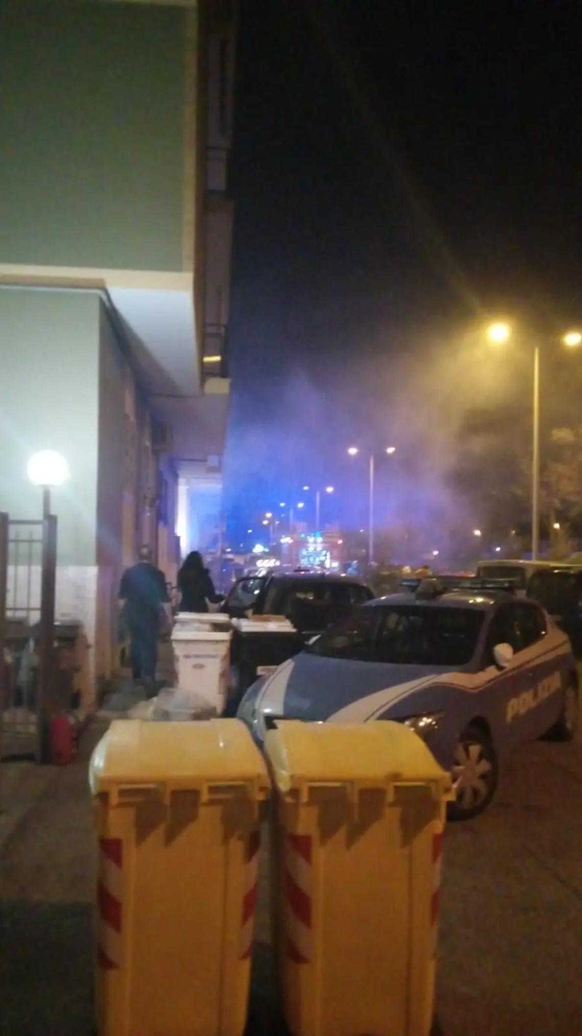 Fiamme in un appartamento: paura in via del Lavatore