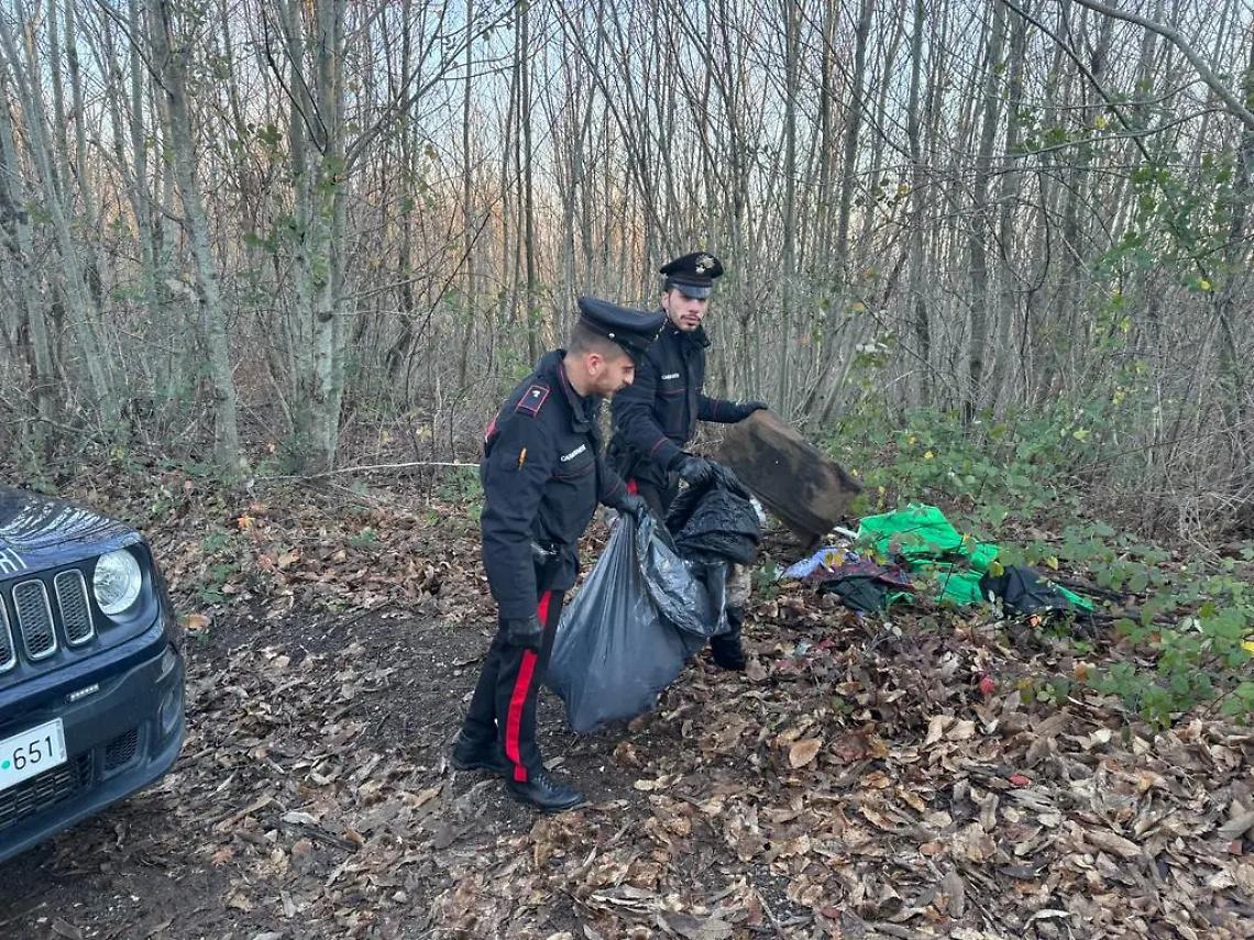 I carabinieri ripuliscono i boschi dai rifiuti lasciati dagli spacciatori