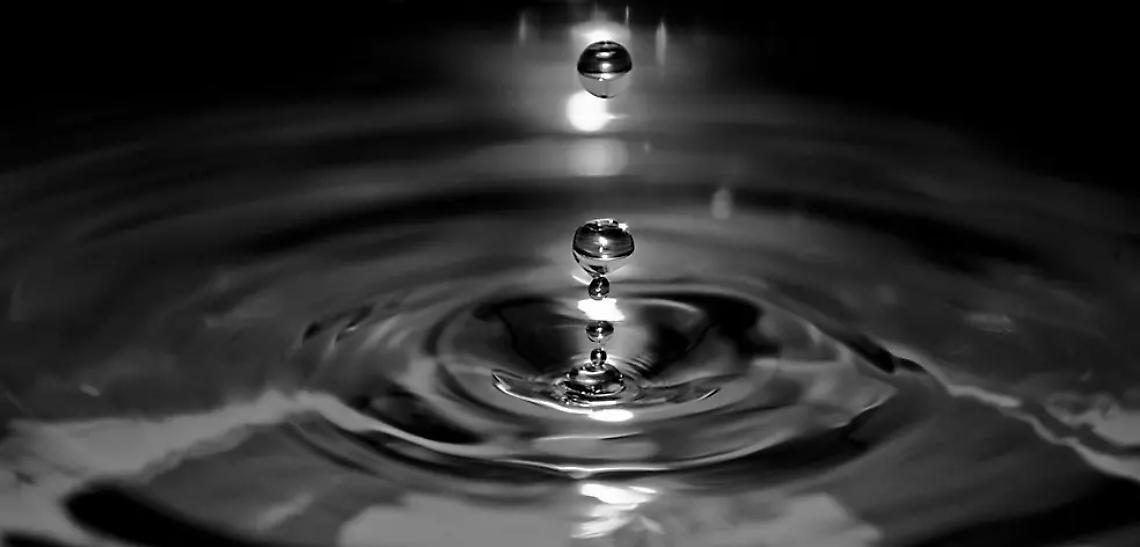 L'acqua in bottiglia contiene fino a 100 volte pi&ugrave; microplastica del previsto