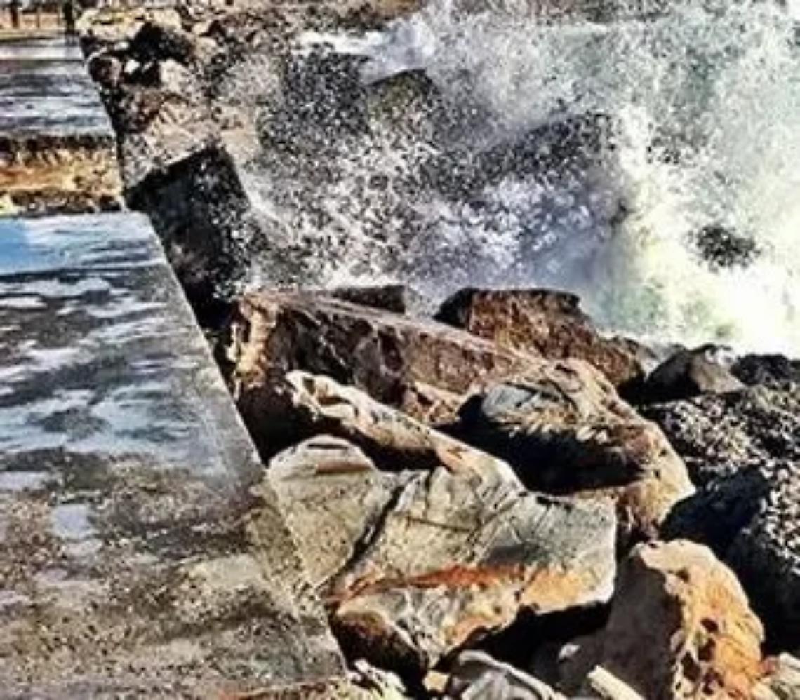 Cade tra gli scogli: soccorso dai Vigili del fuoco