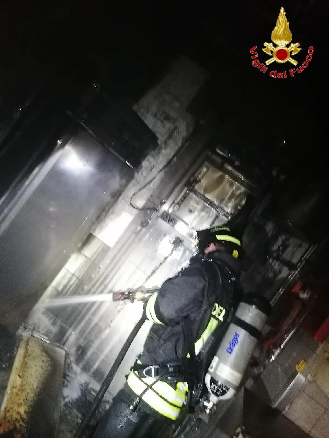 Cerveteri, fiamme nel locale frigoriferi: paura al supermercato