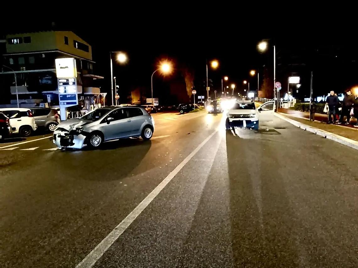 Schianto frontale a Palo Laziale: due donne finiscono in ospedale