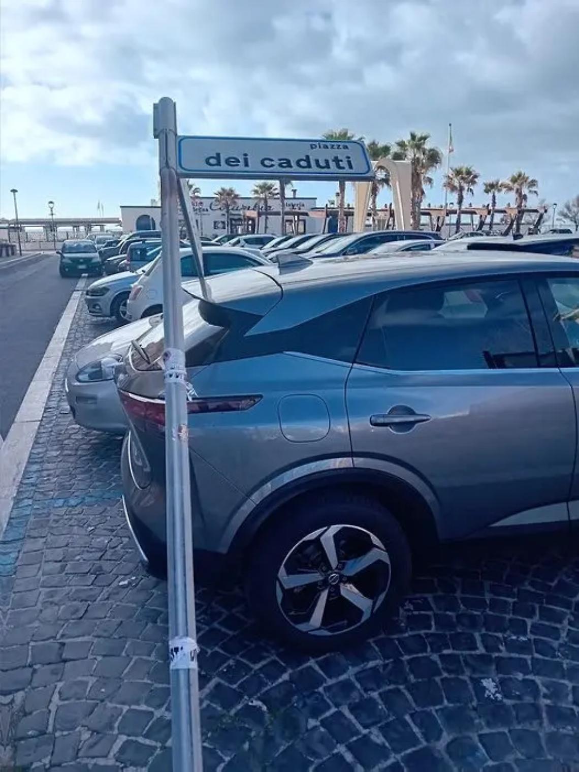 Vecchi e arrugginiti, i cartelli stradali cadono a terra e sulle auto