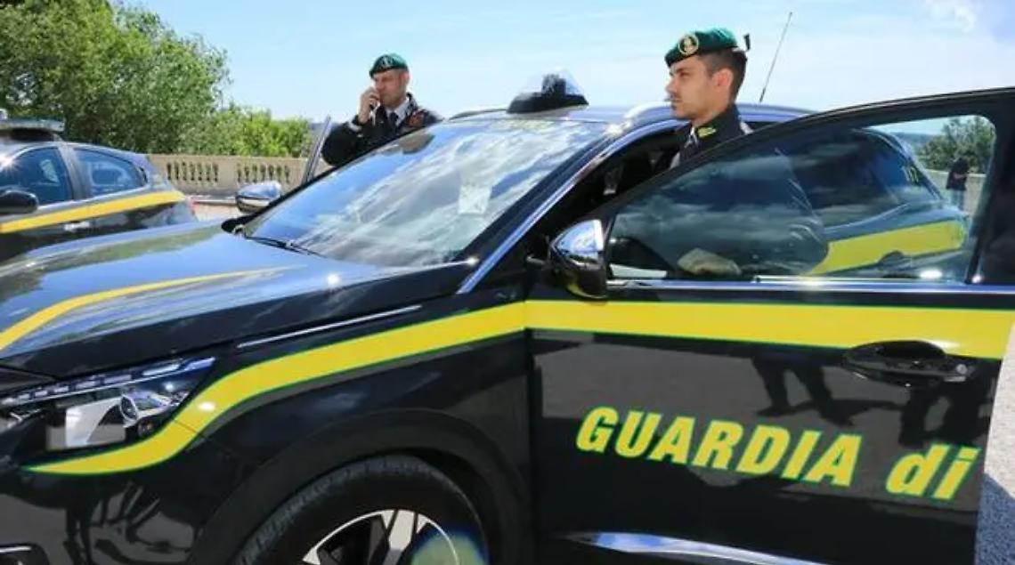 Minaccia di morte i residenti, poi li deruba