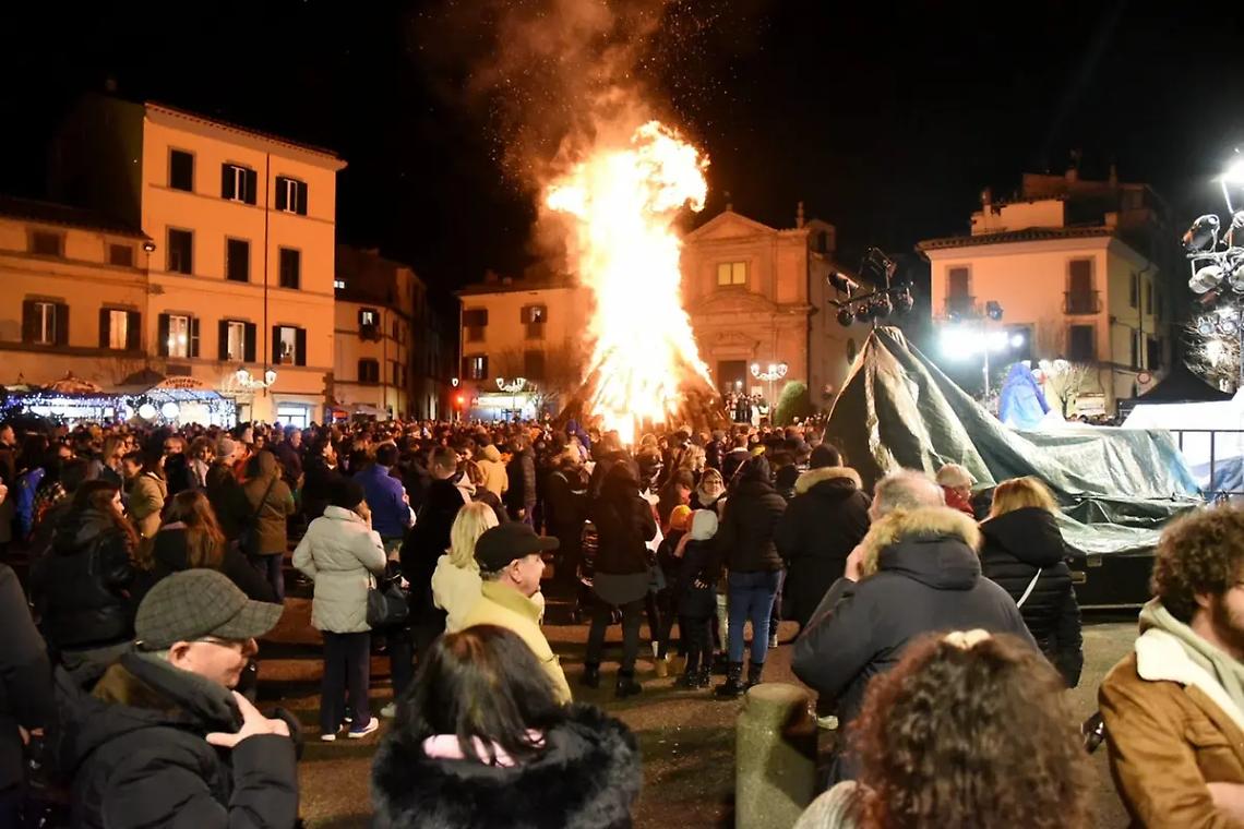 Viterbo: il Focarone illumina Bagnaia