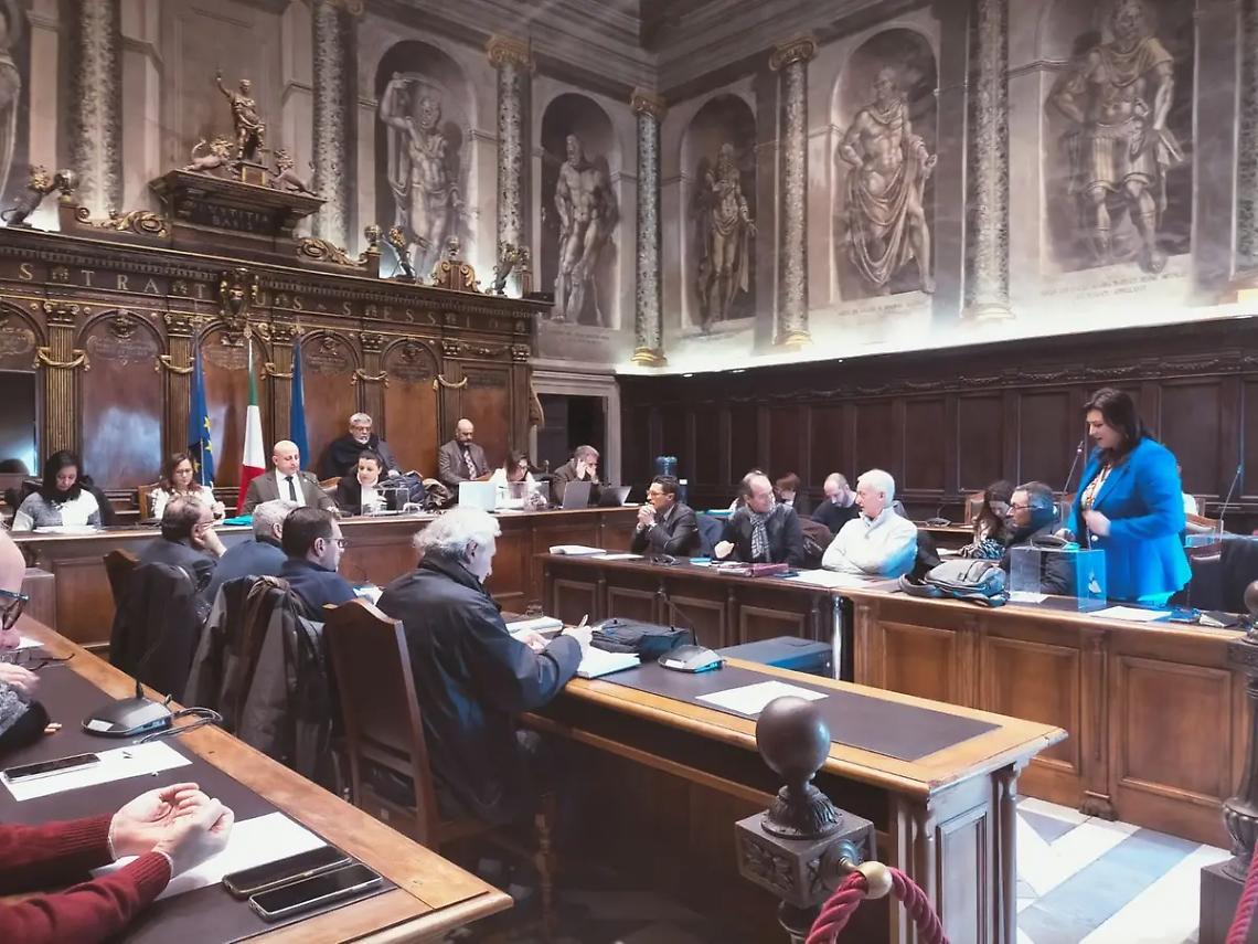 &laquo;Viterbo, in piazza del Comune un pollaio a cielo aperto&raquo;