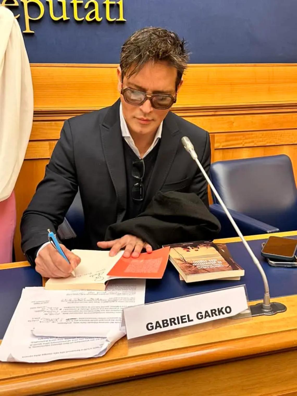 Vinaccia: &laquo;Lieto di incontrare gli autori e di presentare il libro di Garko e Saladini&raquo;