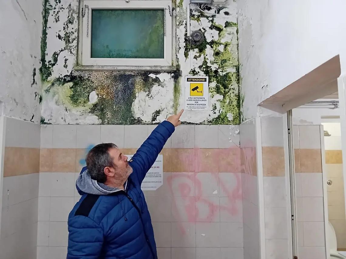 Bagni pubblici nel degrado: &egrave; polemica