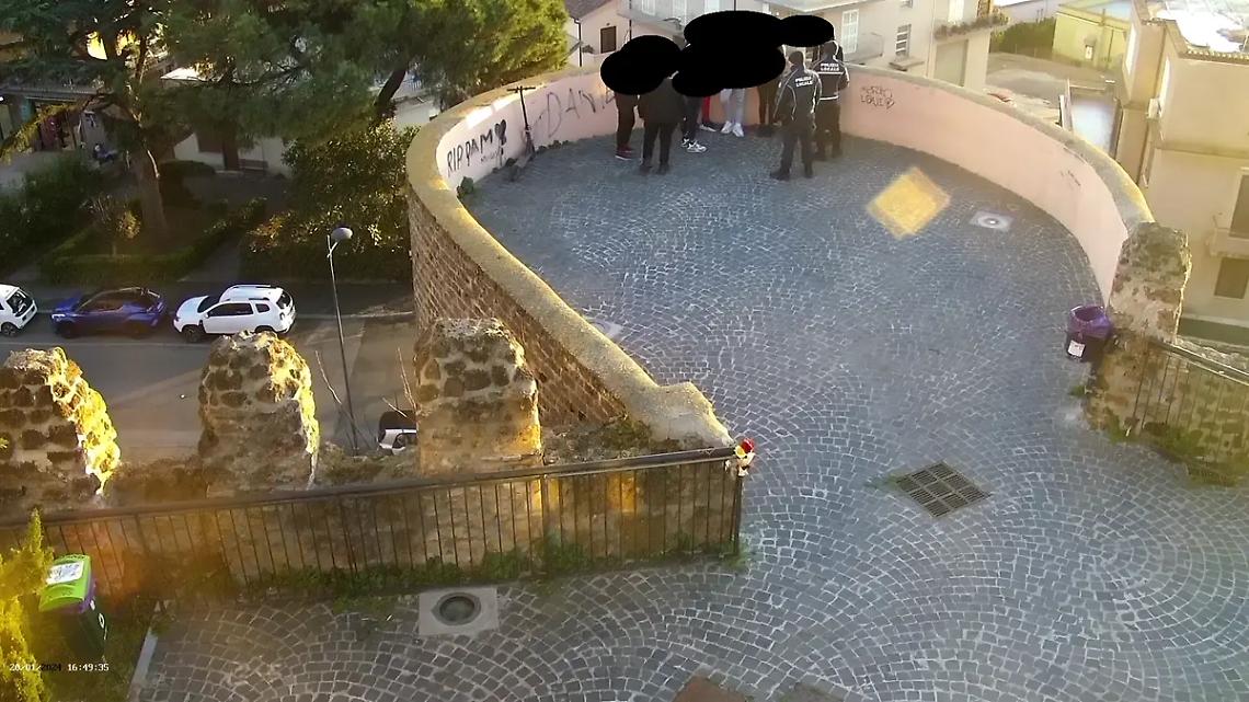 Lanciano limoni dal Belvedere: &ldquo;pizzicati&rdquo; dalle telecamere