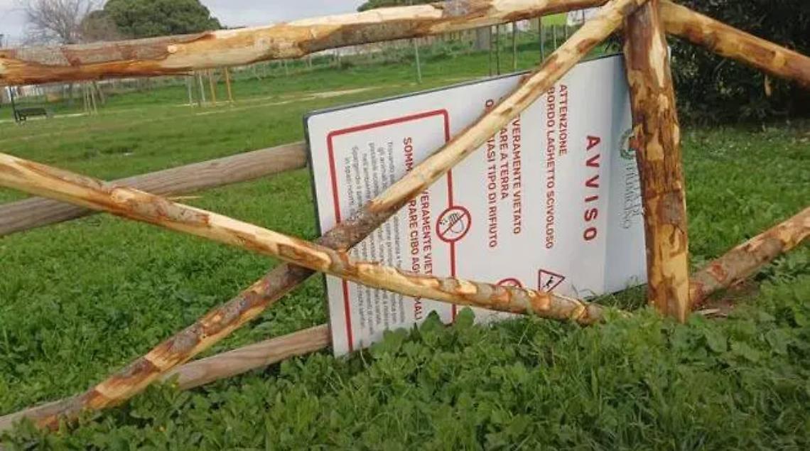 Vandali a Villa Guglielmi: distrutti i cartelli di &ldquo;divieto&rdquo;