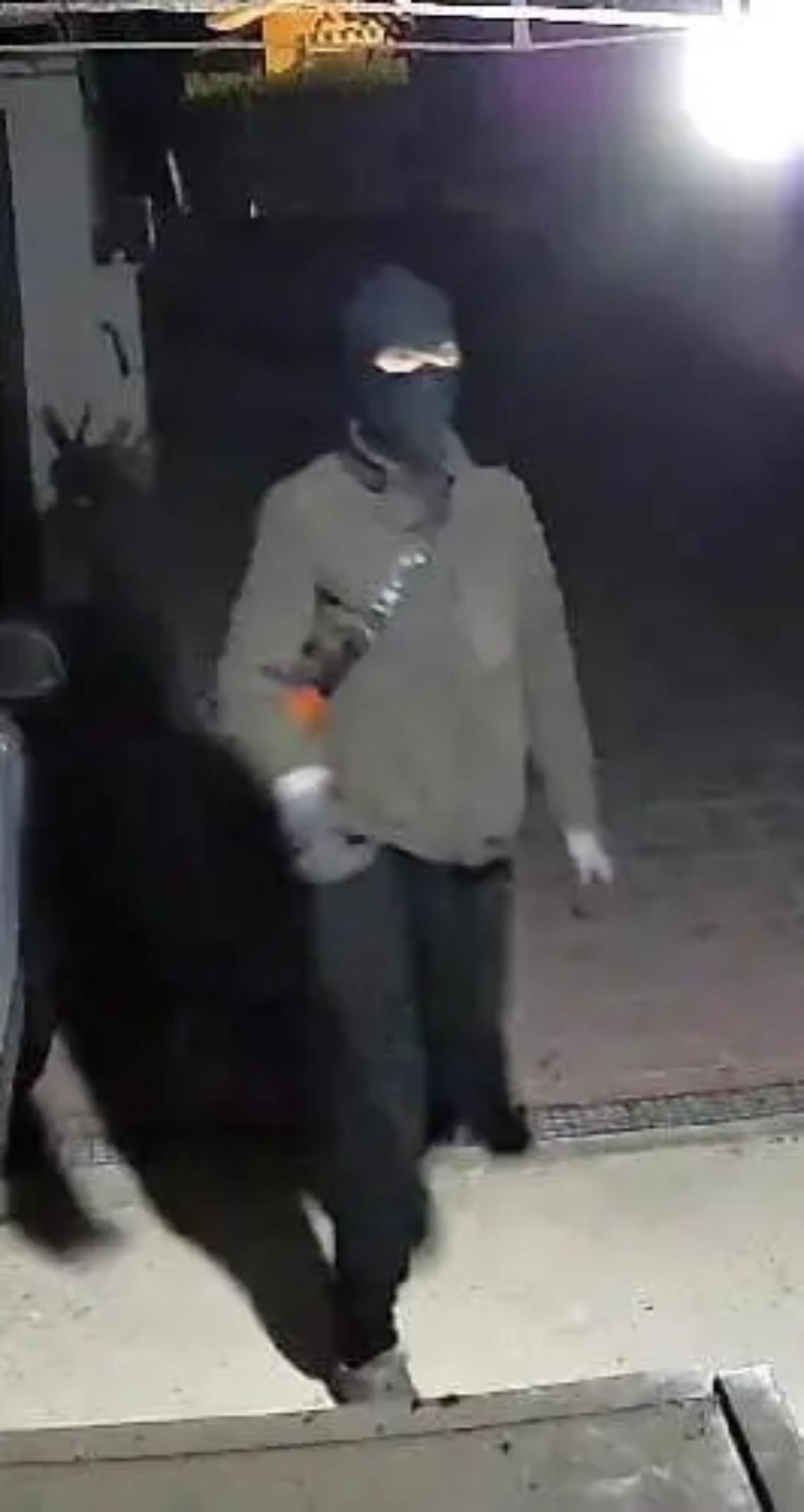 Col volto coperto entra nel giardino di una casa: allarme a Valcanneto