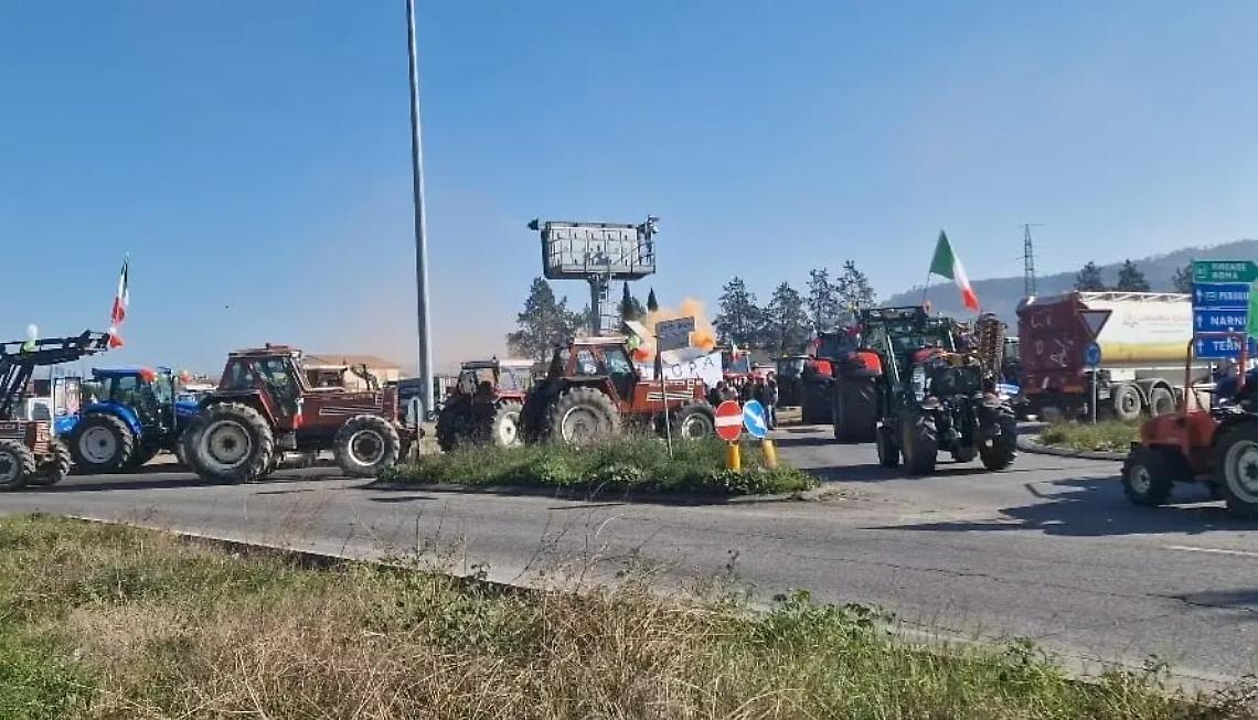 Gli agricoltori &ldquo;bloccano&rdquo; il casello per 2 ore