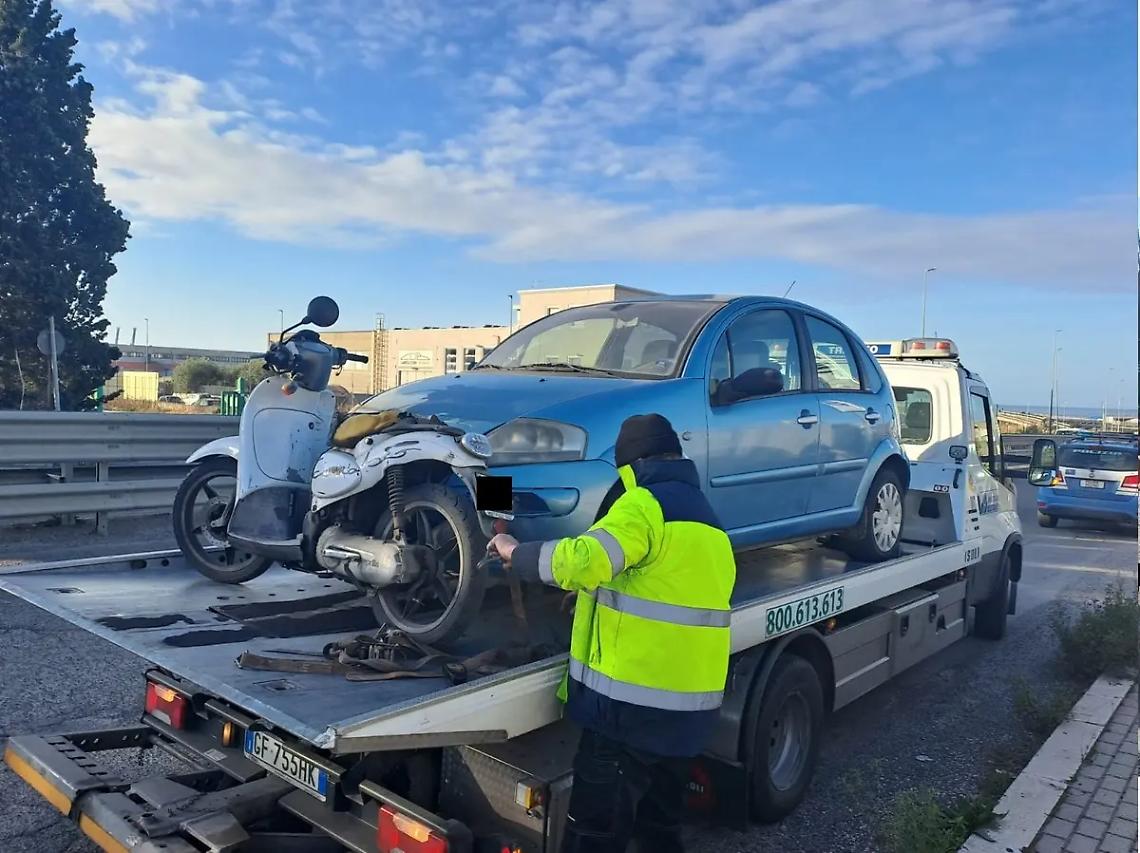 Carroattrezzi in azione: tanti i veicoli non assicurati nel mirino della Polstrada