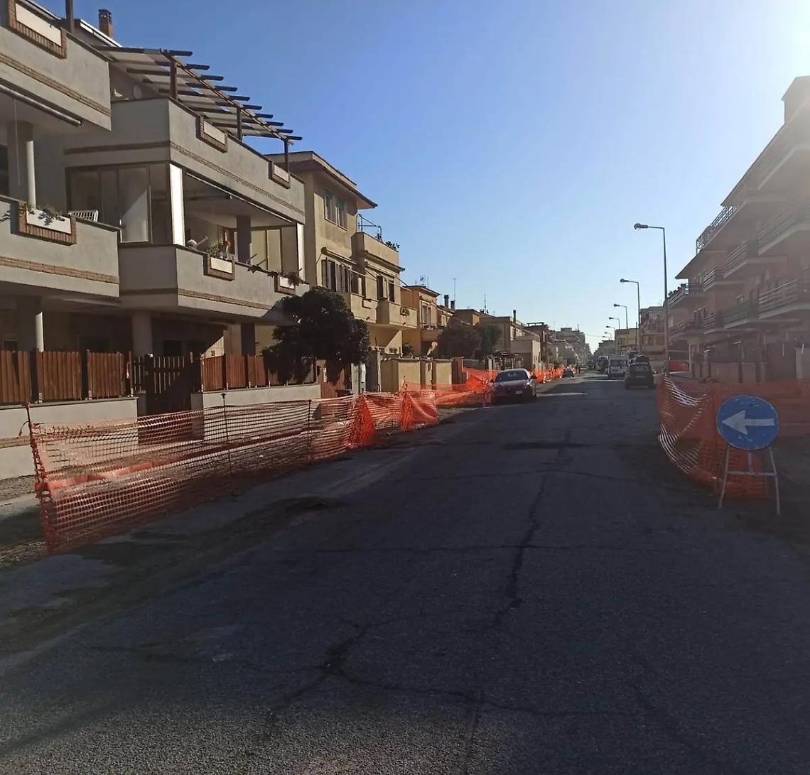 Marciapiedi e strade si rifanno il look: operai in azione sulla costa