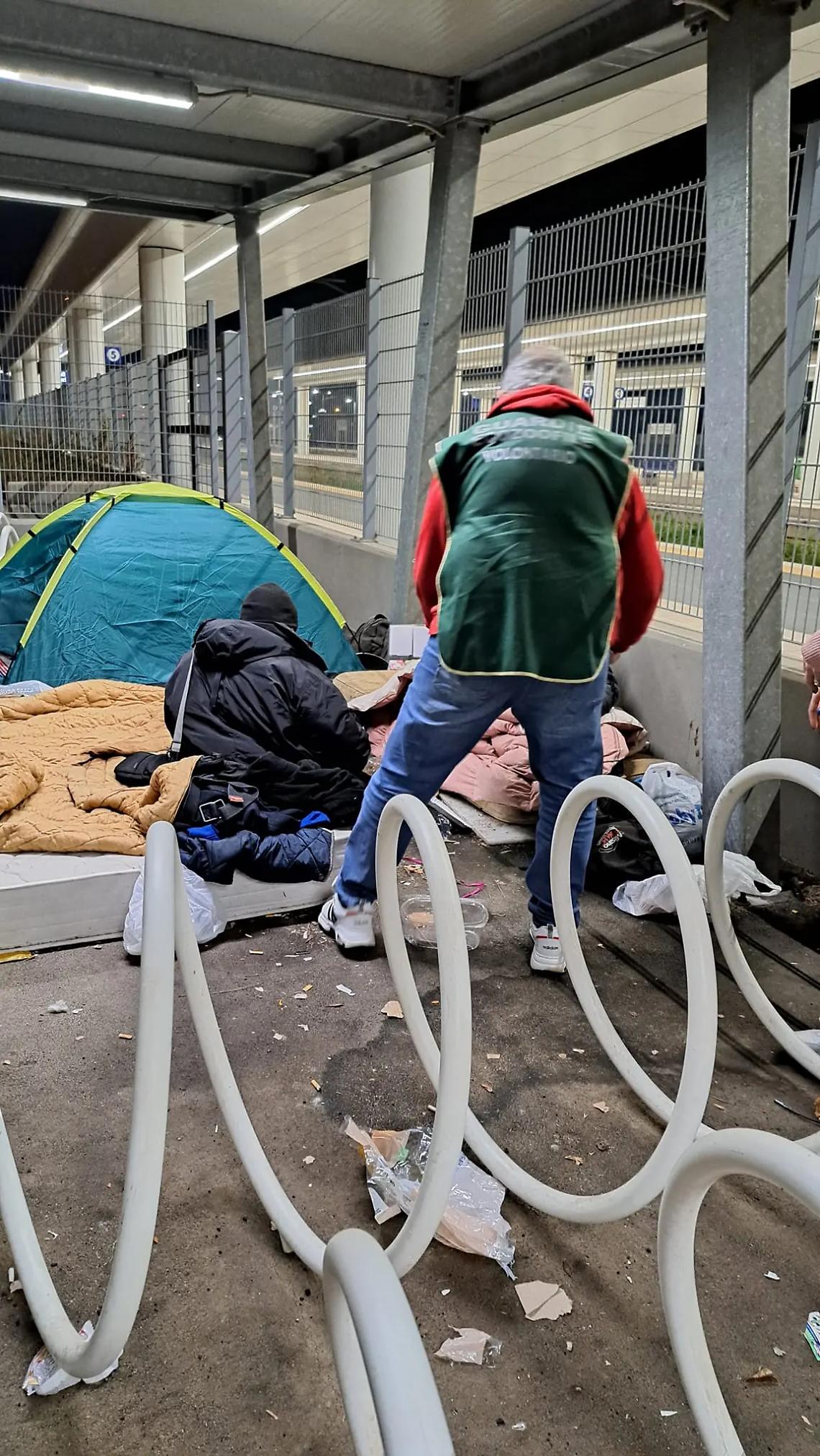 Volontario offre la cena ai clochard in stazione