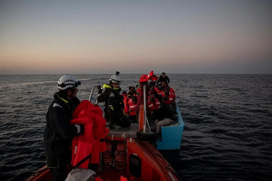 Sea Watch 5, la nave con 50 migranti &egrave; attesa domani