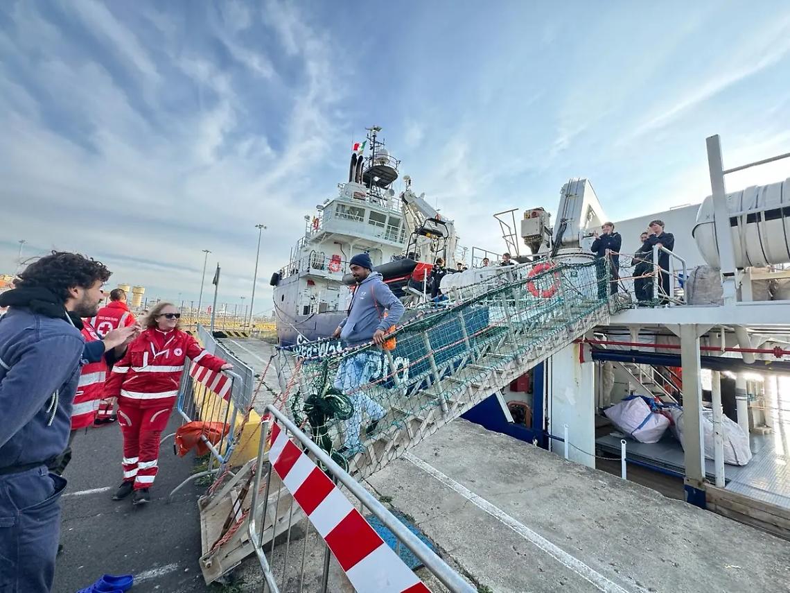 Sea Watch: sbarcati i 50 migranti
