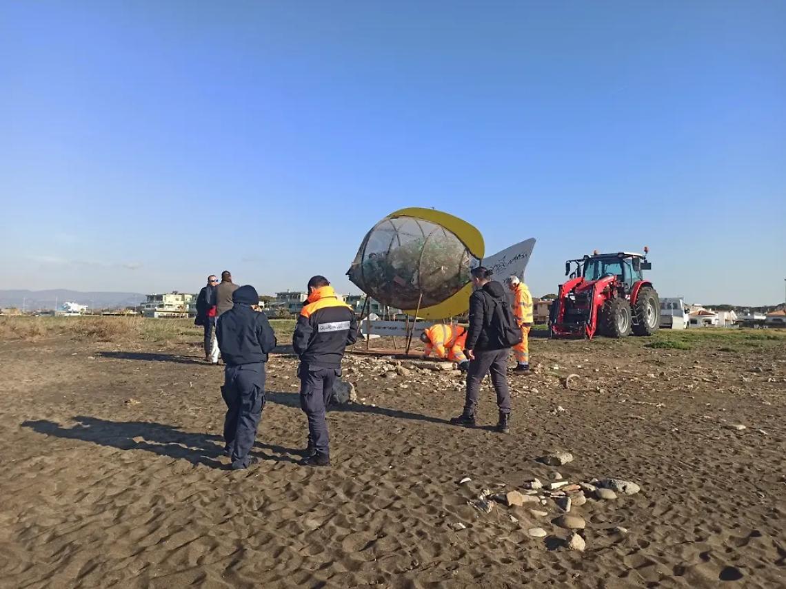 Rimosso il pesce mangiaplastica