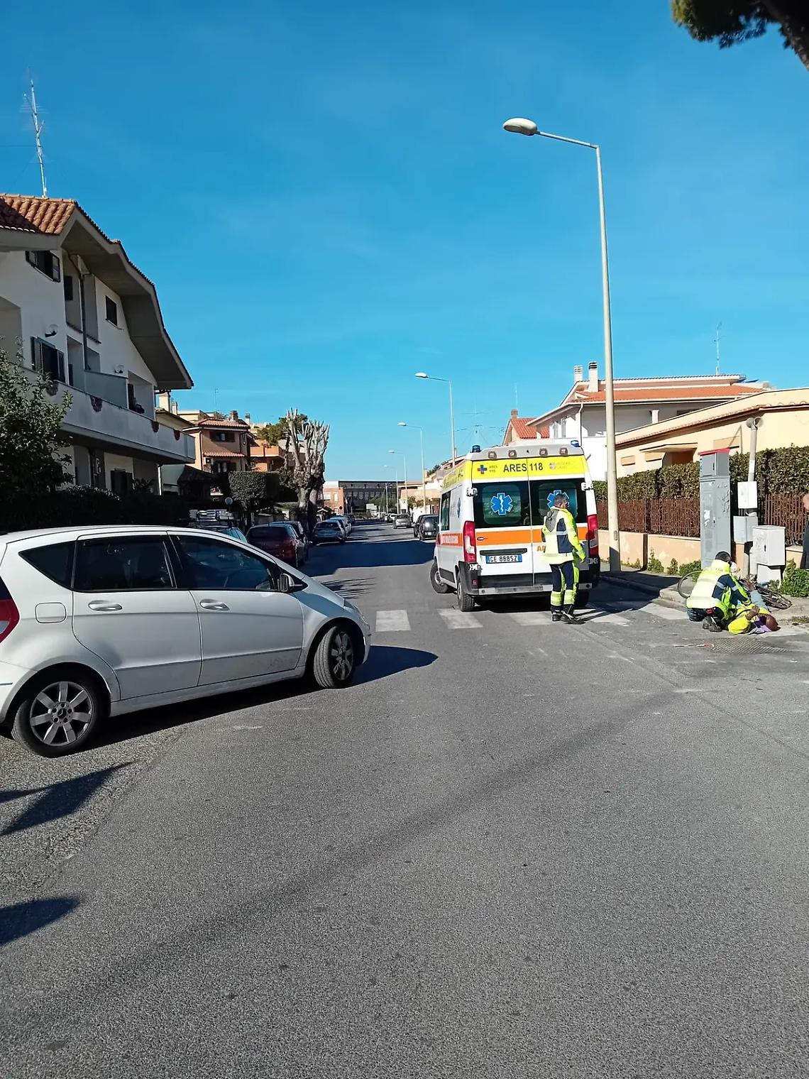 Travolto in bici, 60enne africano finisce in ospedale