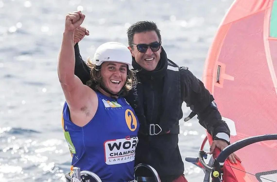 Il civitavecchiese Adriano Stella esulta: Renna d&rsquo;oro nel Mondiale iQFOiL