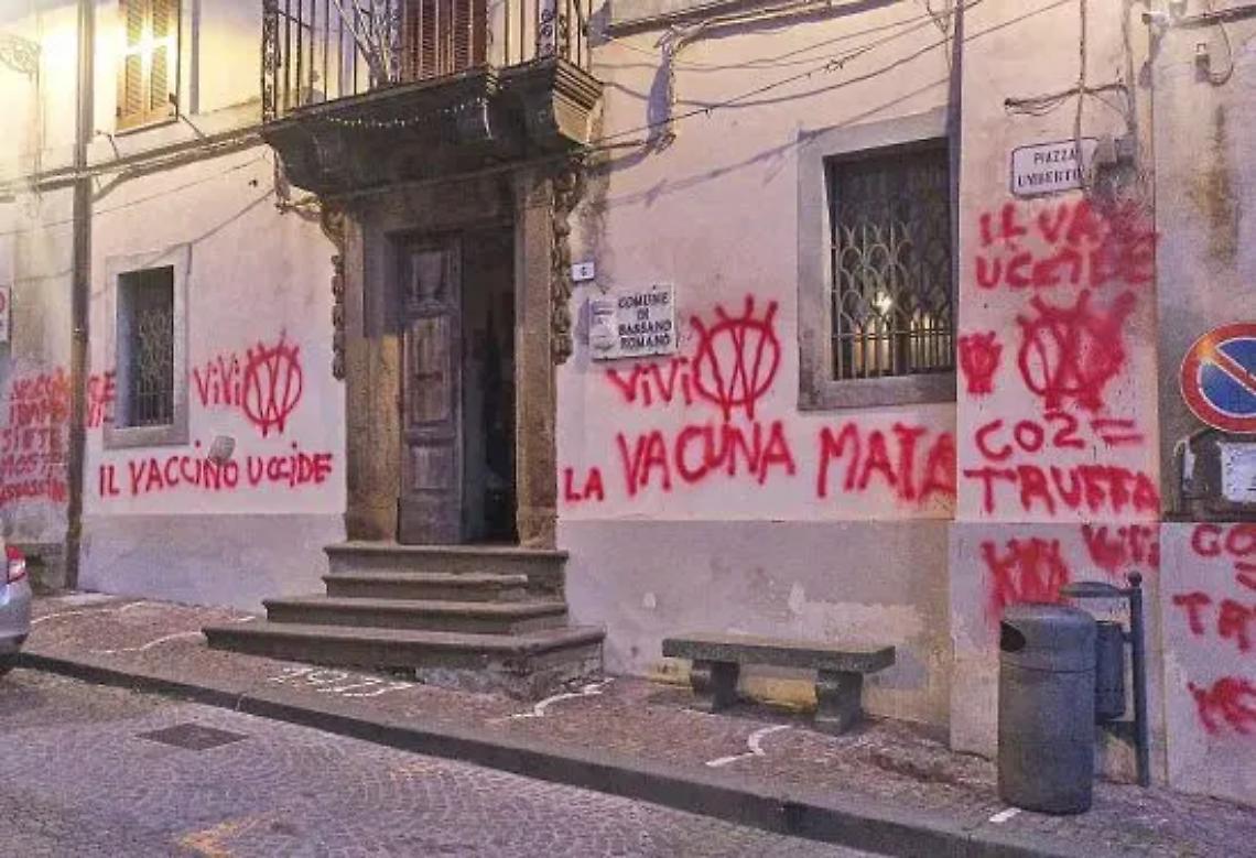 Scritte no vax a Bassano Romano