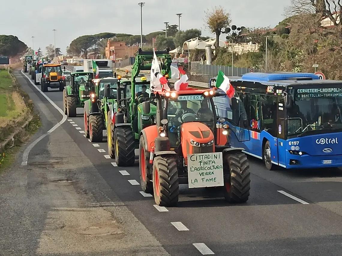 Sull&rsquo;Aurelia 30 trattori in marcia &ndash; IL VIDEO