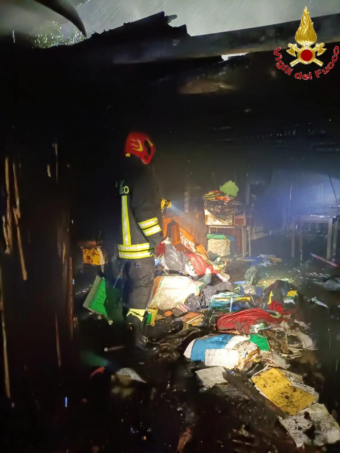 Santa Marinella, baracca in fiamme: intervento dei vigili del fuoco