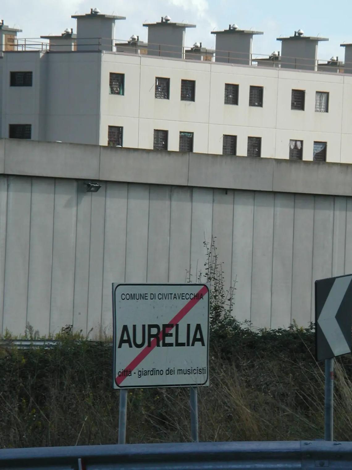 Detenuto si barrica in cella e lancia bombolette incendiarie