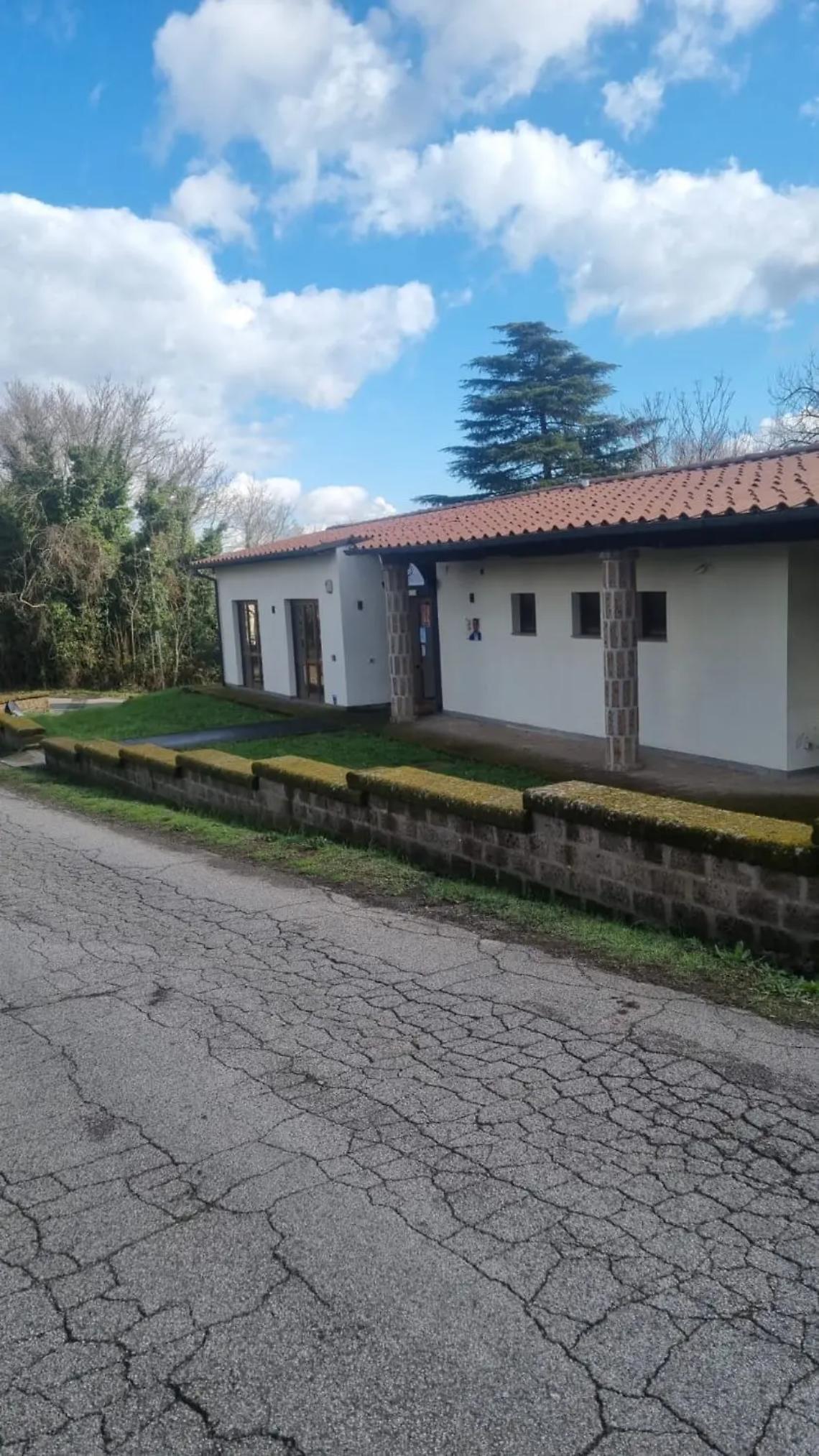 Bassano Romano, i muri ripuliti dalle scritte No Vax